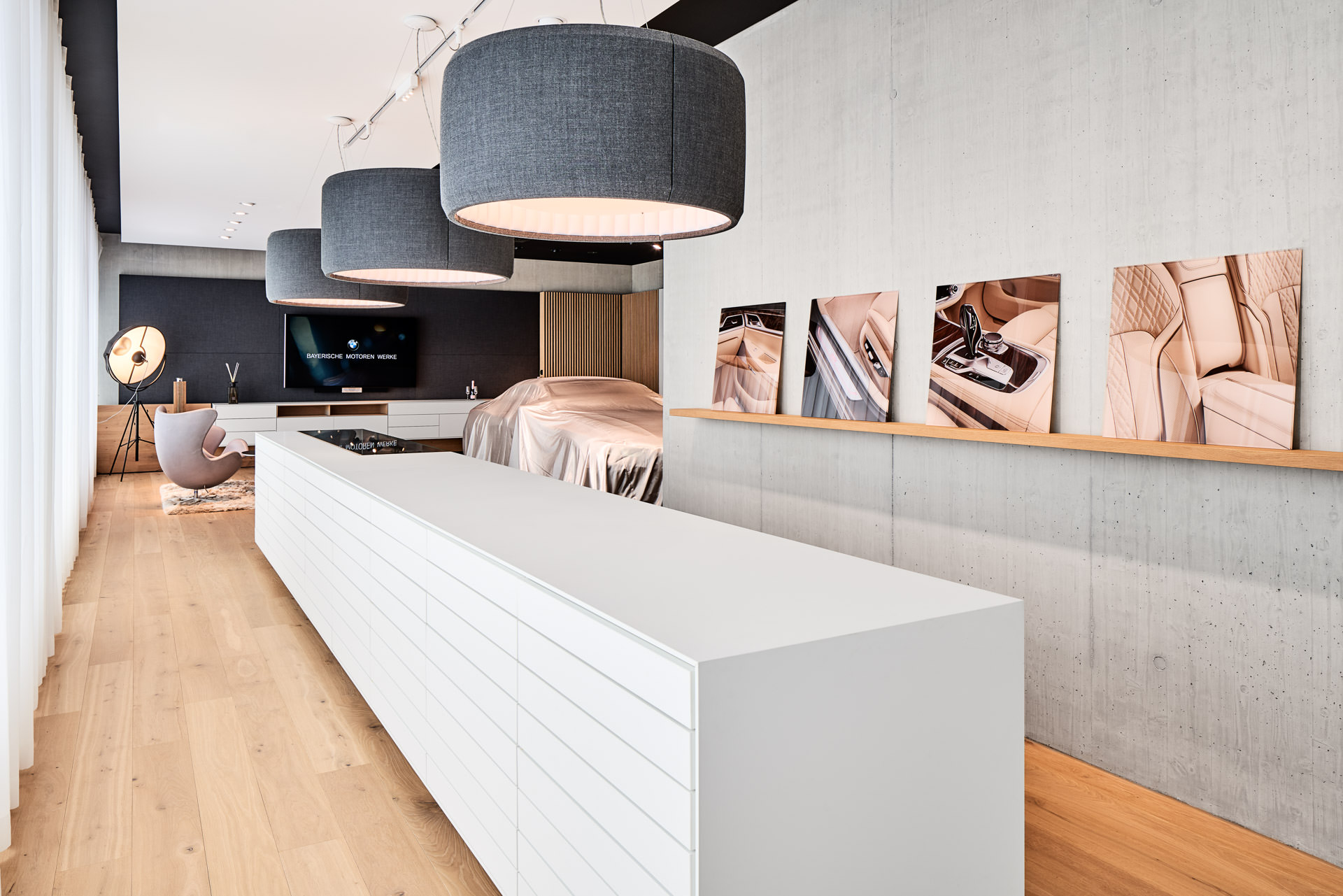 Exklusiver Verkaufsraum bei BMW Schweiz mit Design-Inneneinrichtung. Innenarchitektur-Fotografie.