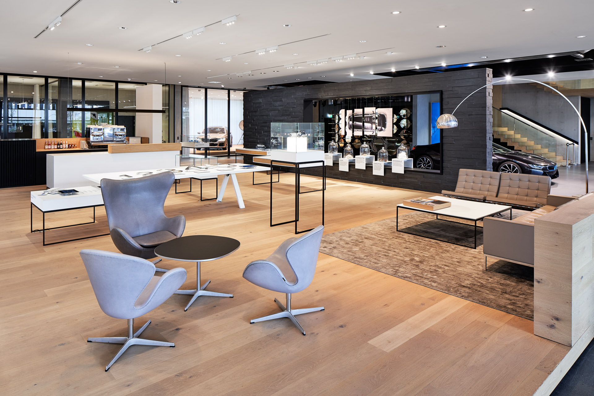Kunden-Aufenthaltsraum bei BMW Schweiz - Interieur- und Innenarchitektur-Fotografie.