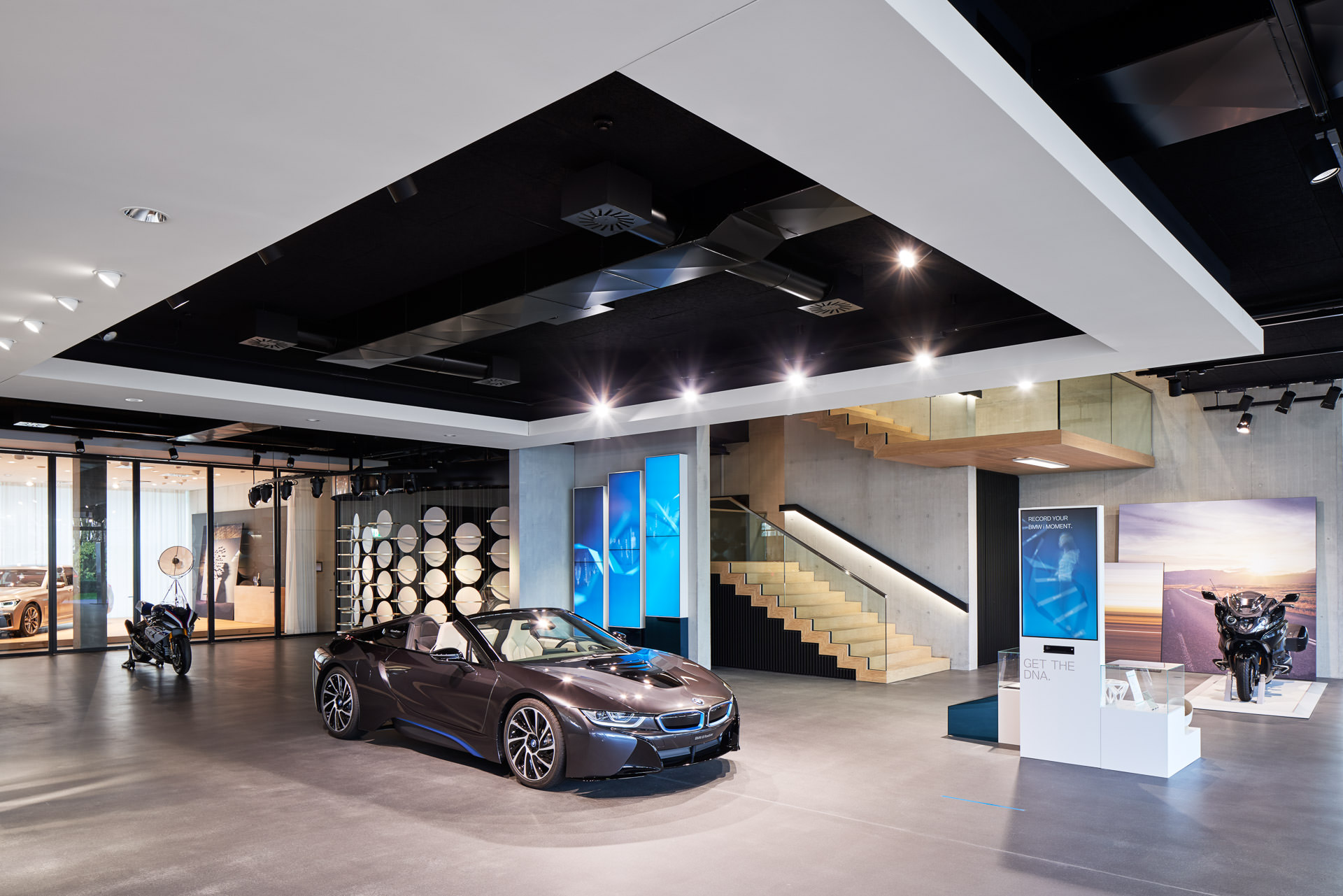 Showroom mit Autos und Motorrädern von BMW. Interieur-Fotografie.