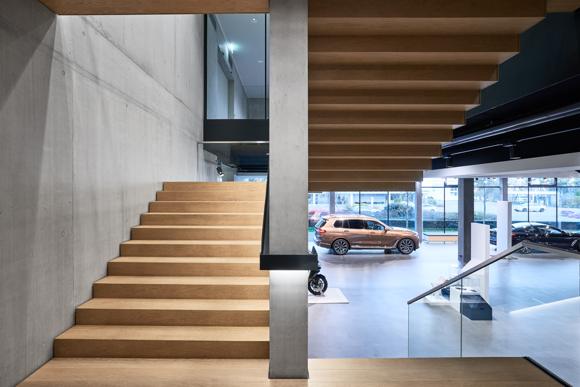 Treppe und Treppenhaus mit exklusivem Luxusauto Fahrzeug. Showroom. Fotograf Zürich Schweiz. Architekturfotograf