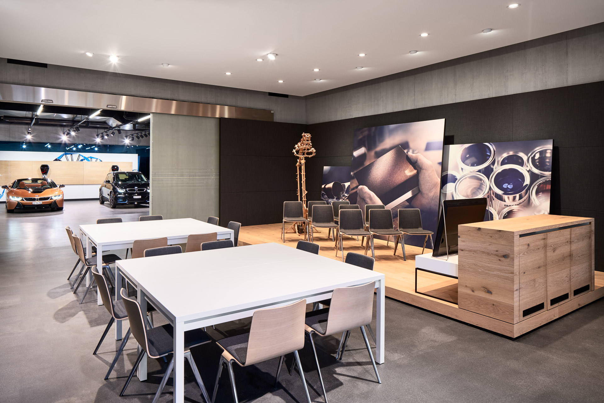 Veranstaltungsraum und Fahrzeug-Präsentation bei BMW Schweiz. Bildwelt und Imagebilder.