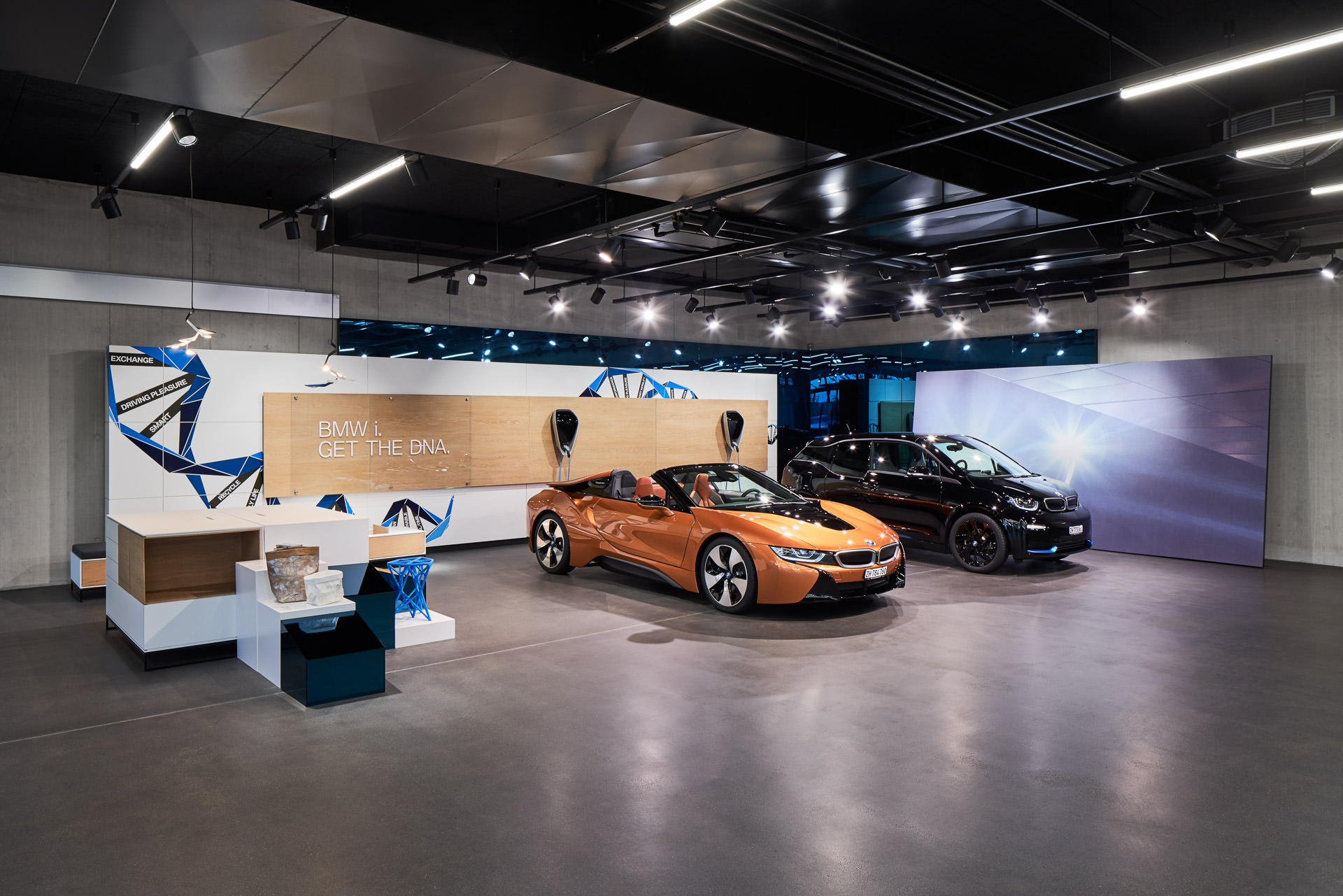BMW Elektromobilität ausgestellt im Brand Experience Center in Dielsdorf. Imagebilder für BMW.