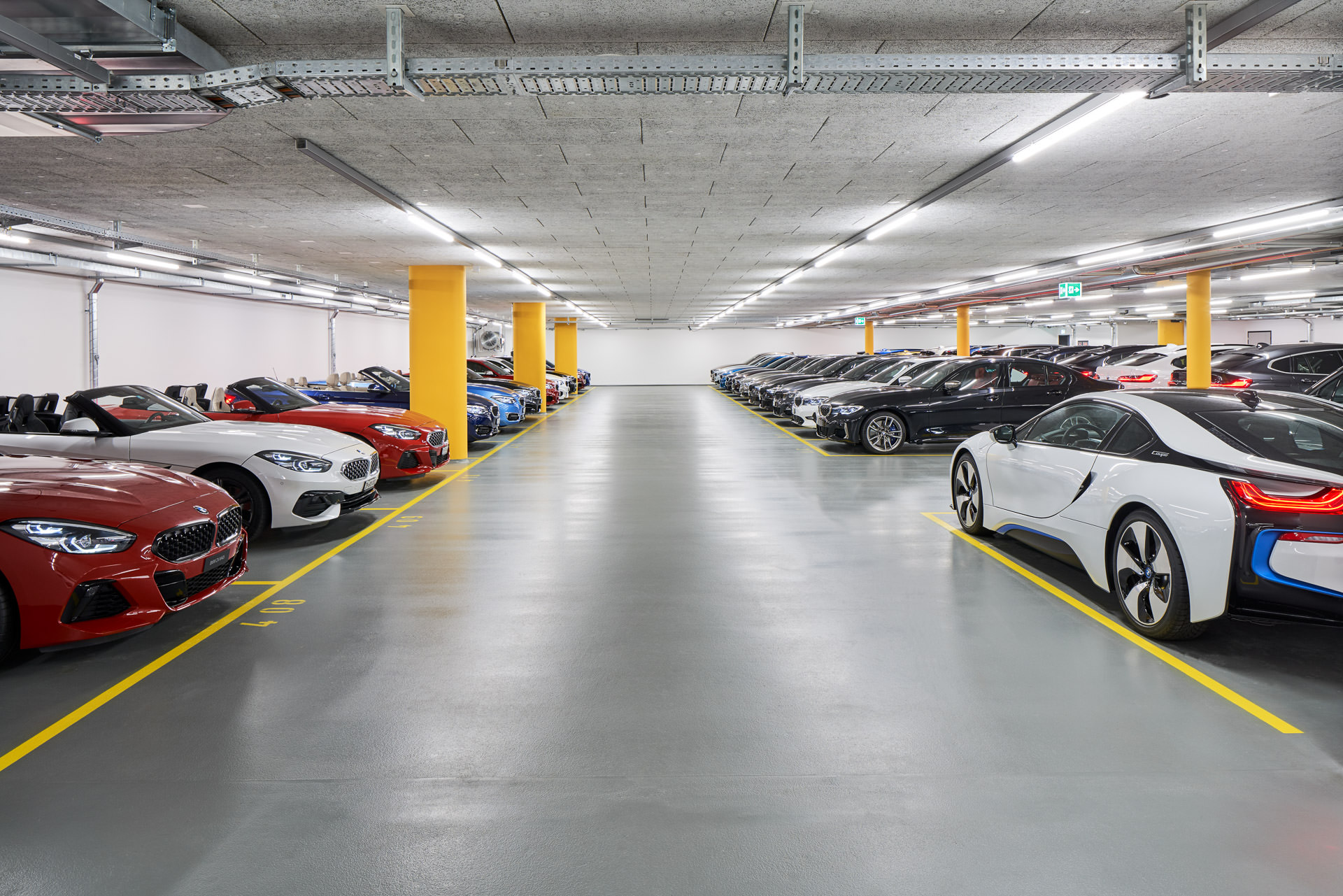 Tiefgarage mit BMW Vorführfahrzeugen - Bildwelt für das BEC von BMW.