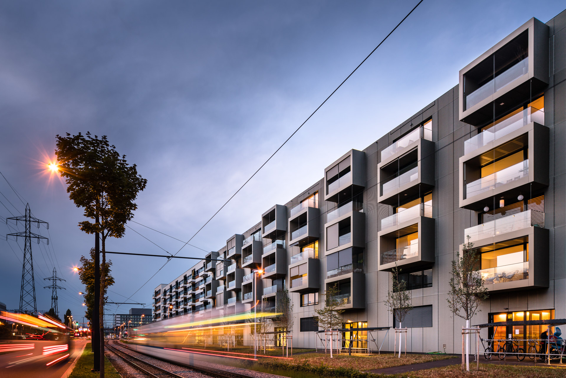 Blue hour architectural photography of a Glattpark Zurich building by Daluz Gonzalez Cajos Architekten. TwoGether
