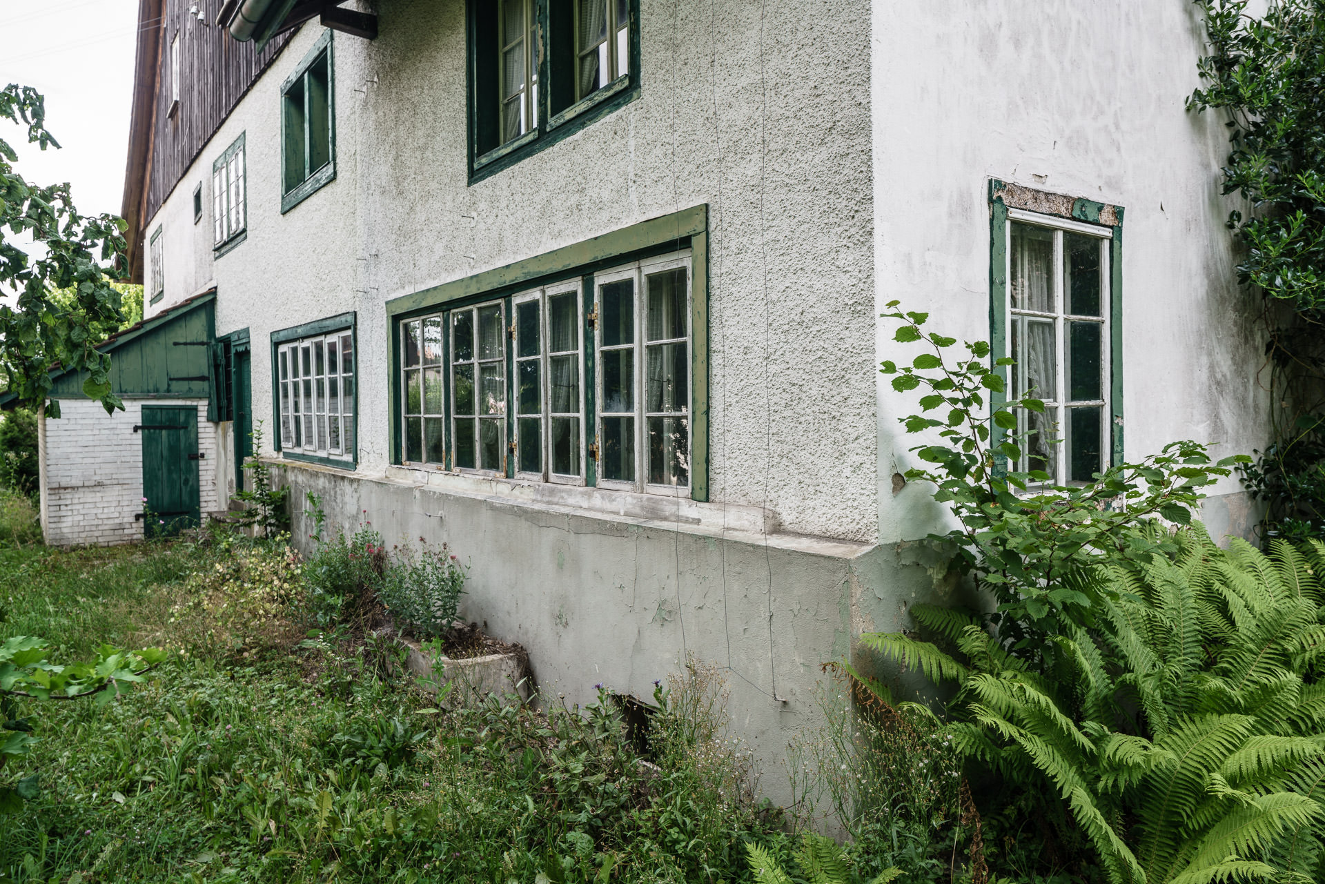 Altes Bauernhaus mit Fenstern in Gutenswil, Zürich.