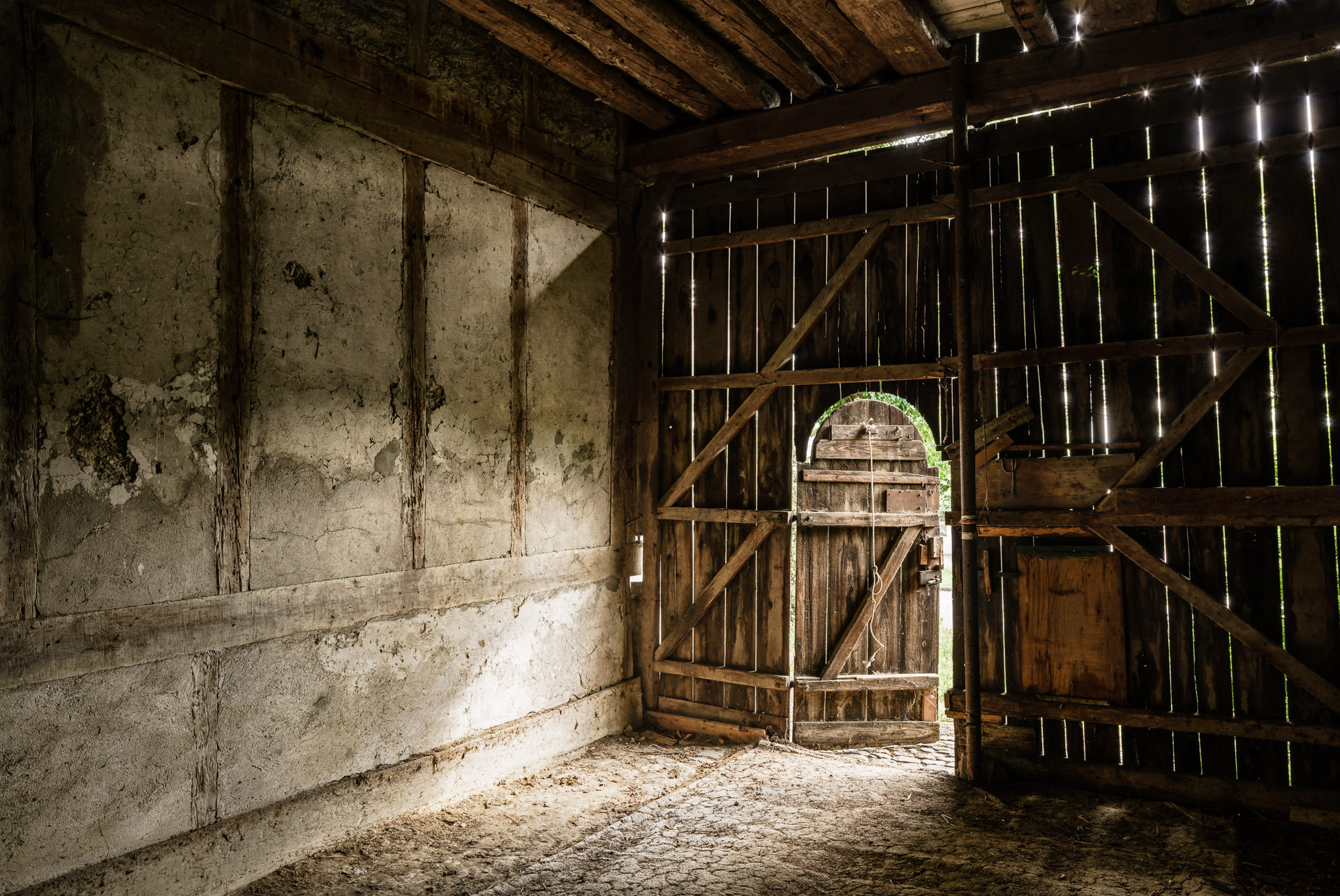 Architekturfotograf Zürich: Gebäude unter Denkmalschutz, ein altes Bauernhaus. Holzbau, Tür zu Stall