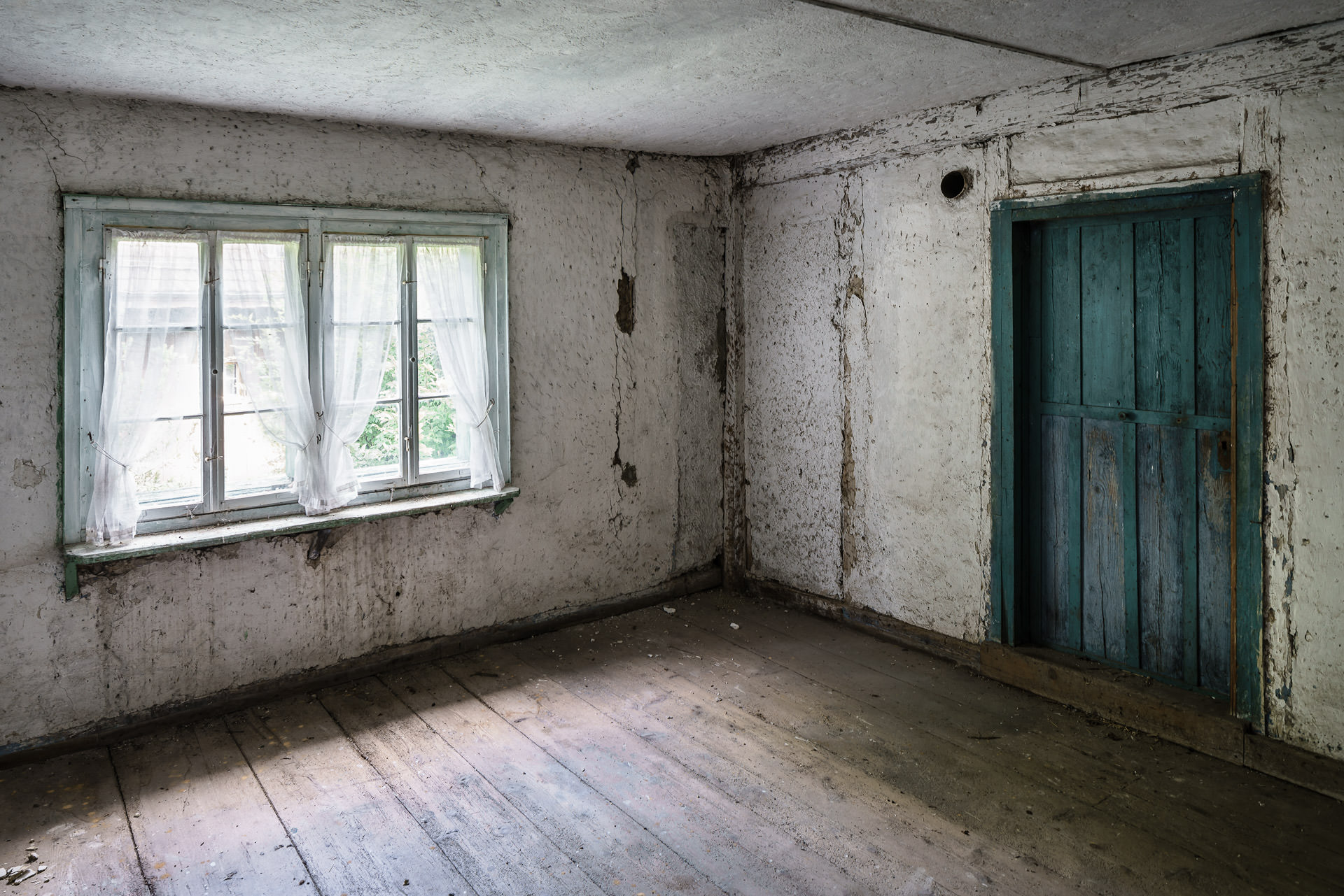 Lost place: Verlassener, zerfallener Raum in altem Bauernhaus.