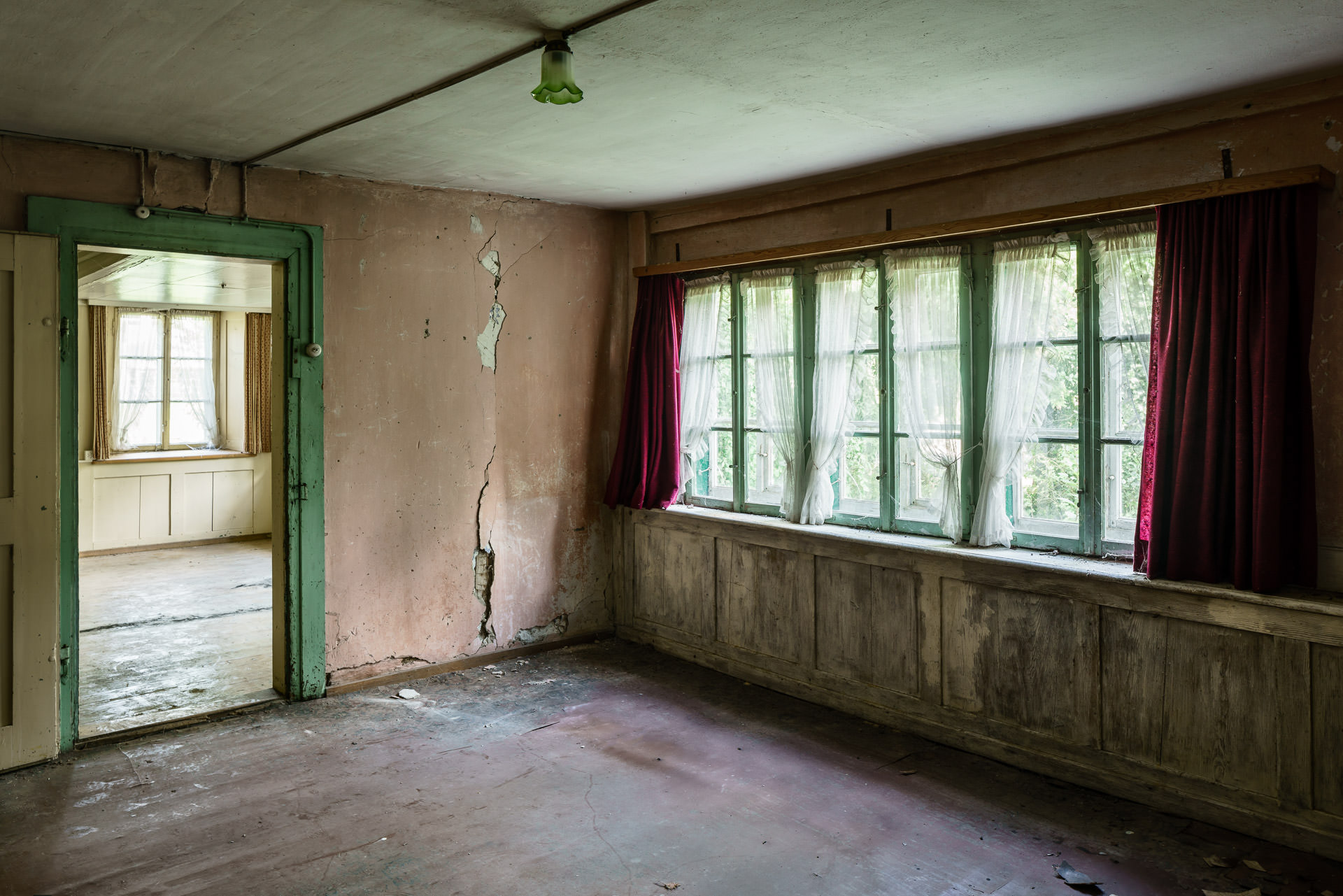 Altes Bauernhaus, leeres Gebäude, verlassen, Wohnzimmer mit alten Fenstern, Architekturfotografie Denkmalschutz, Philippe Wiget