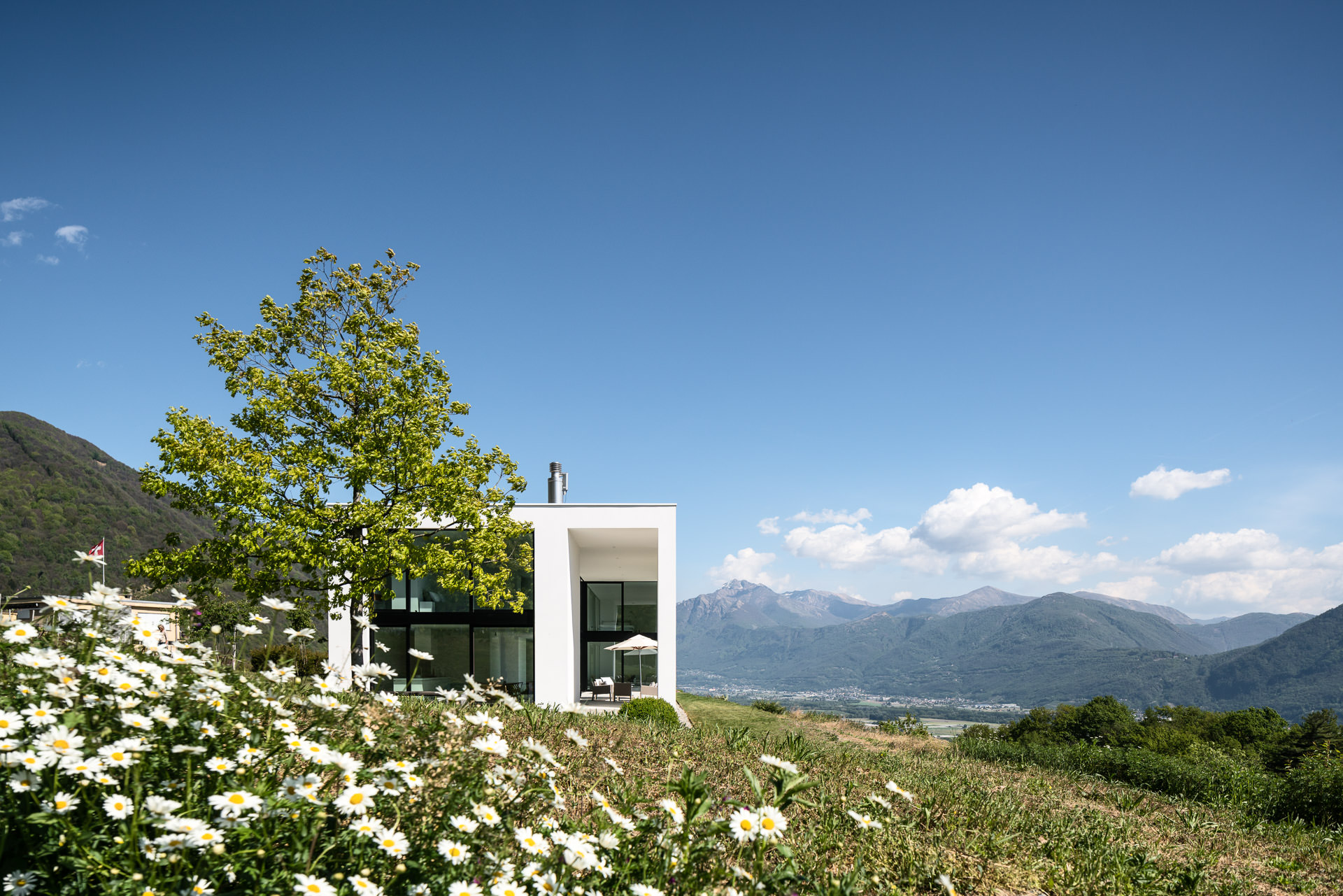 Landscape and architectural photo of Casa Nik in Ticino, Switzerland - Daluz Gonzalez Architekten
