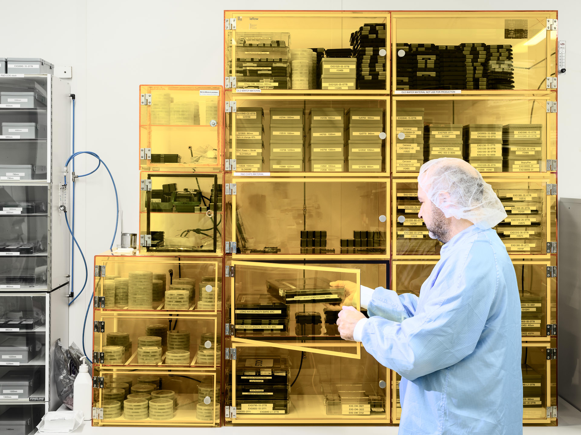 Industrial Photography at ETH Startup EXALOS. Corporate reportage, science and technology photography by Philippe Wiget