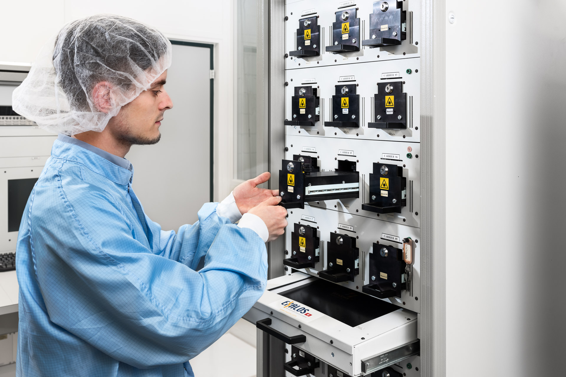 High-tech Produktion von LED-Komponenten. Mitarbeiter bei der Arbeit in Reinraum.