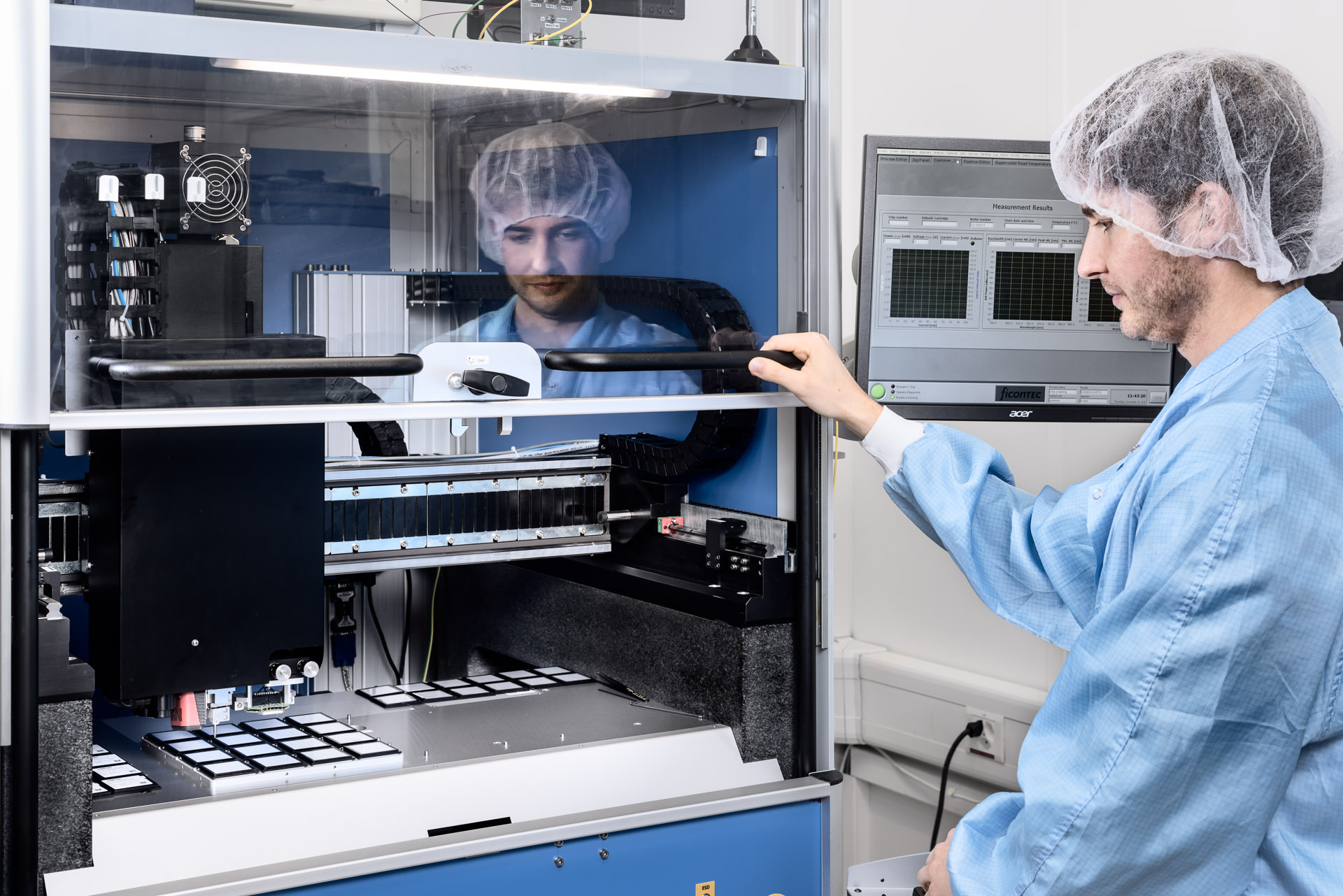 Reinraum-Labor und Roboter in Steril-Haup, bedient von Ingenieur. Industrie- und Technologie-Fotografie Zürich.