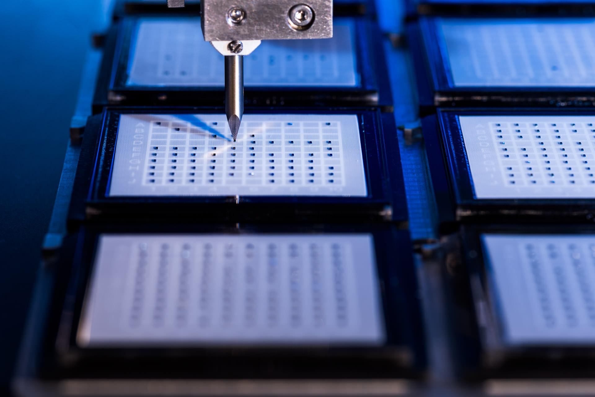 Roboter-basierte Produktion von LED-Komponenten. Technologie-Fotografie von Philippe Wiget, Zürich.