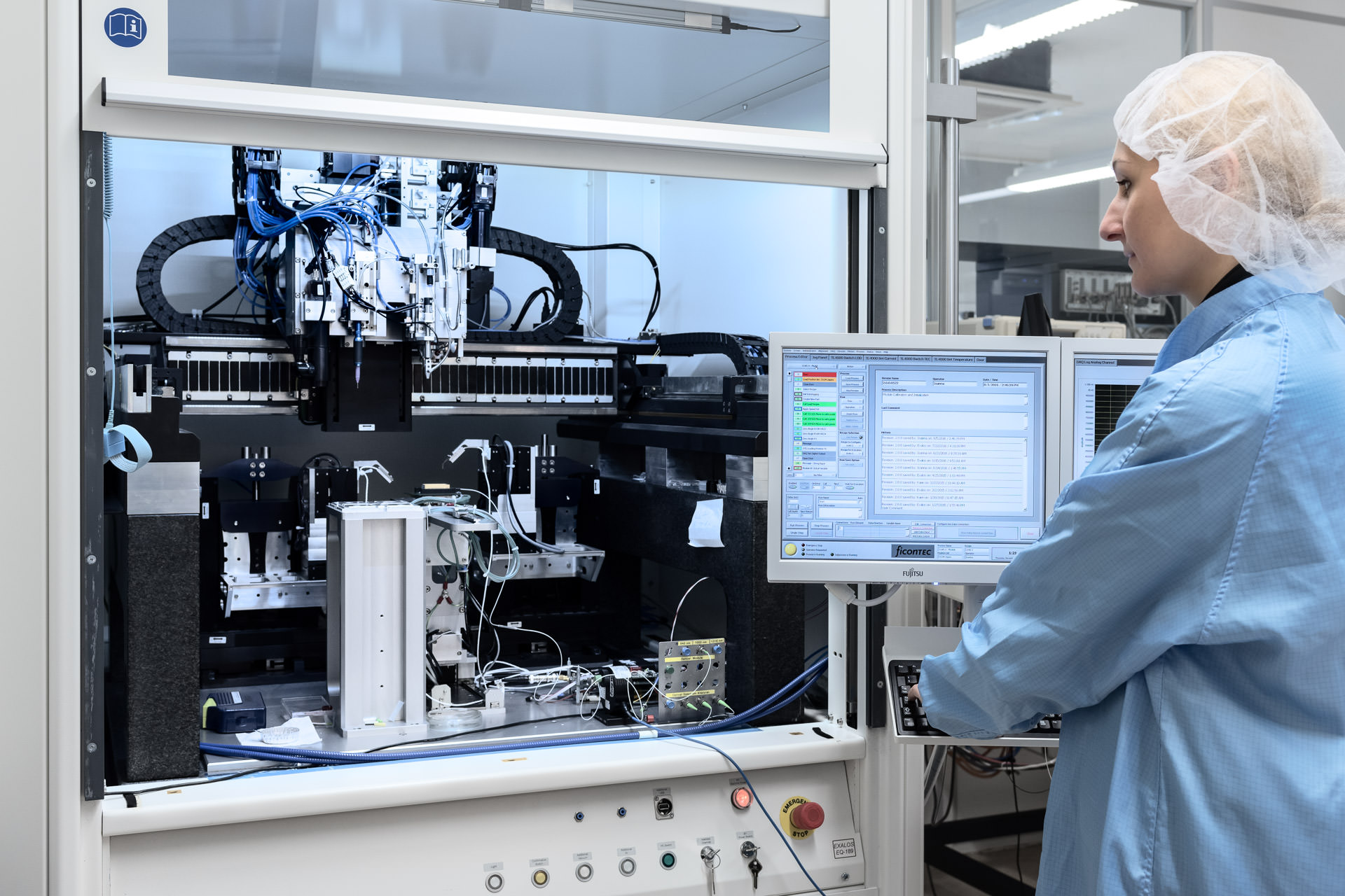Mitarbeiter bei der Arbeit in einer High-Rech Produktion von LED-Komponenten.