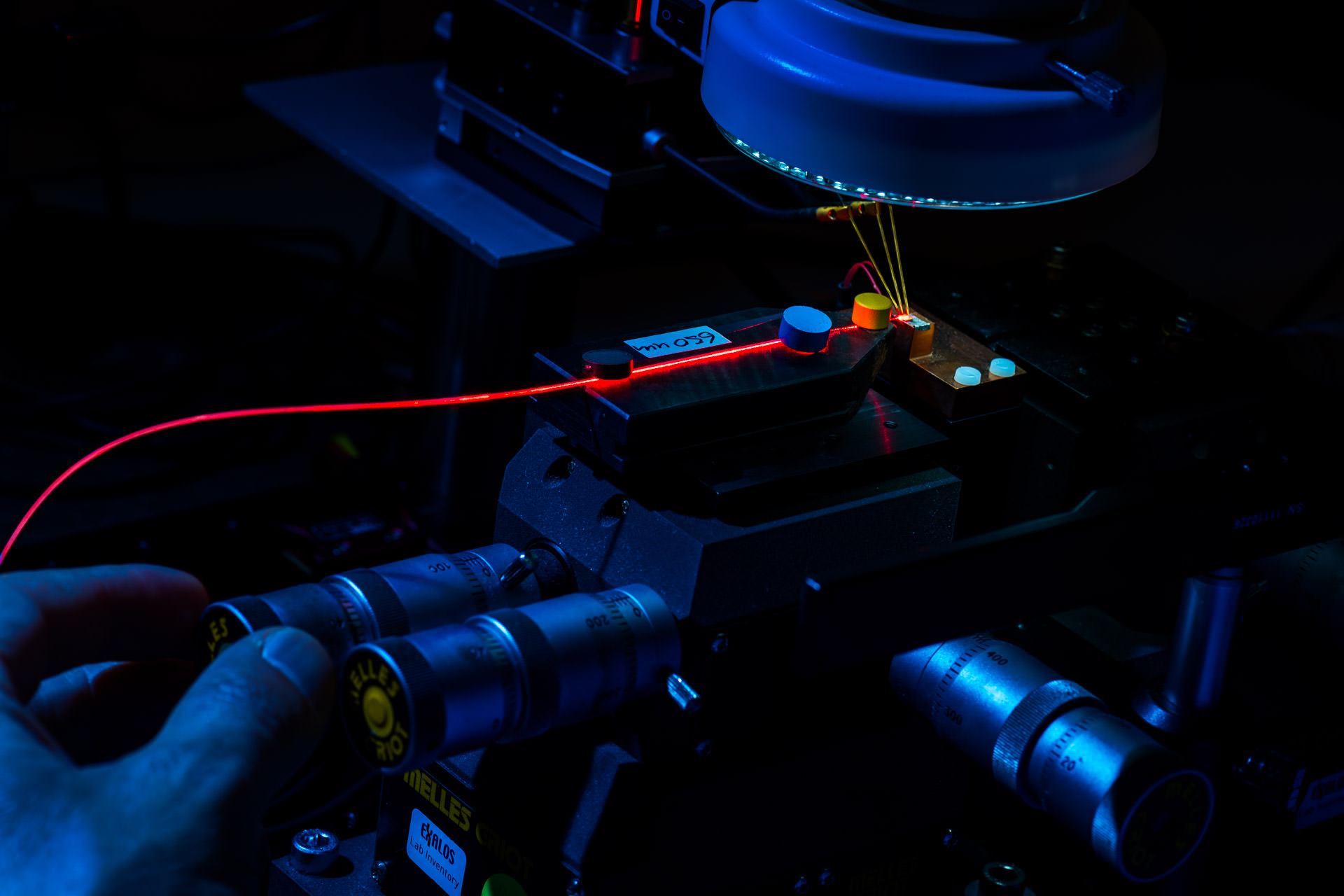 Bild von rotem LED Licht und Glasfaser-Optik in einer Technologie-Reportage.