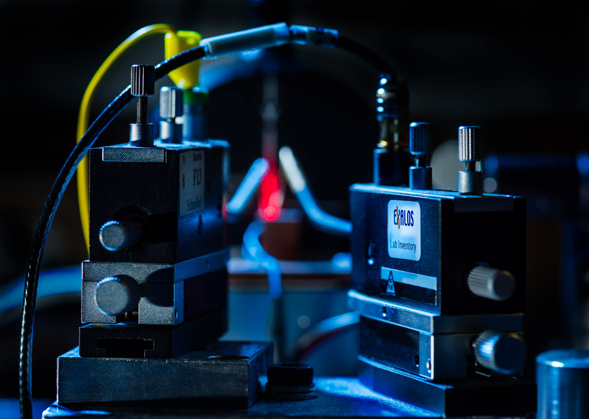 Detail einer optischen Bank mit LED-Lichtleitern. Wissenschaftliche und technologische Fotografie