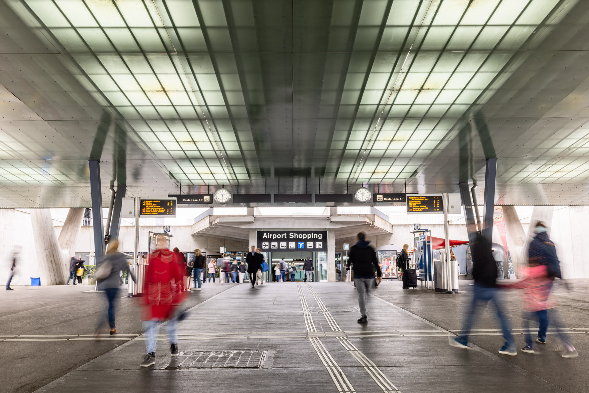 Flughafen Zürich Shopping und Bahnhof Eingang vom Busbahnhof