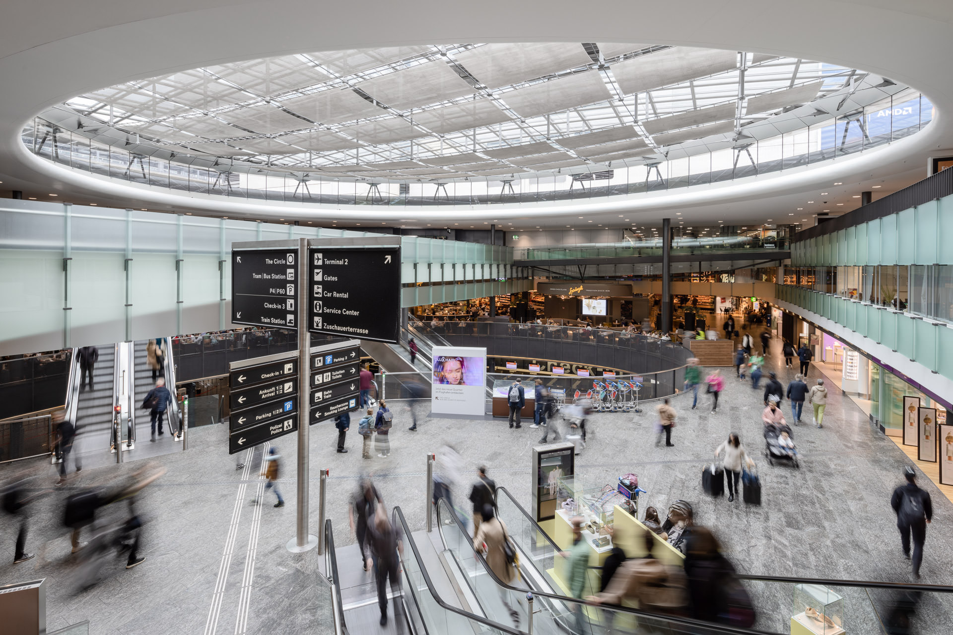 Bildwelten und Imagebilder: Airport Shopping Flughafen Zürich, Schweiz. Shoppingcenter, Rolltreppen