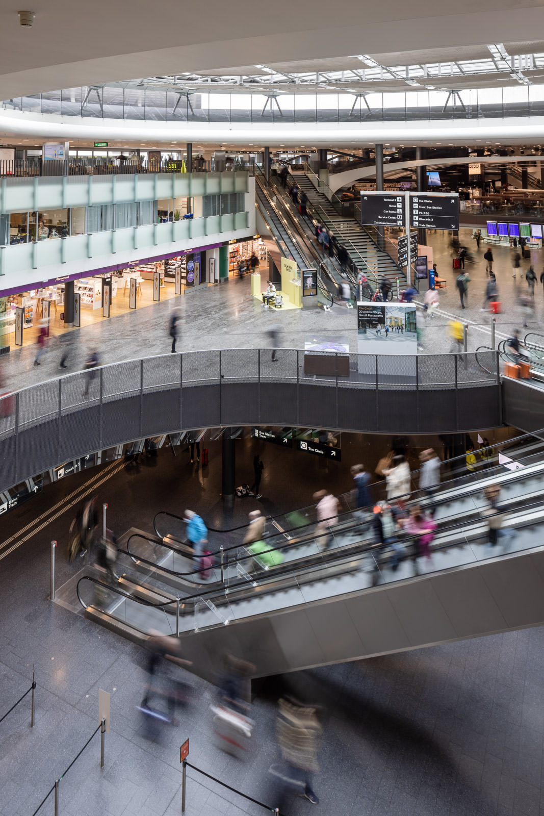 Airport Shopping Flughafen Zürich, Schweiz. Shoppingcenter, Rolltreppen