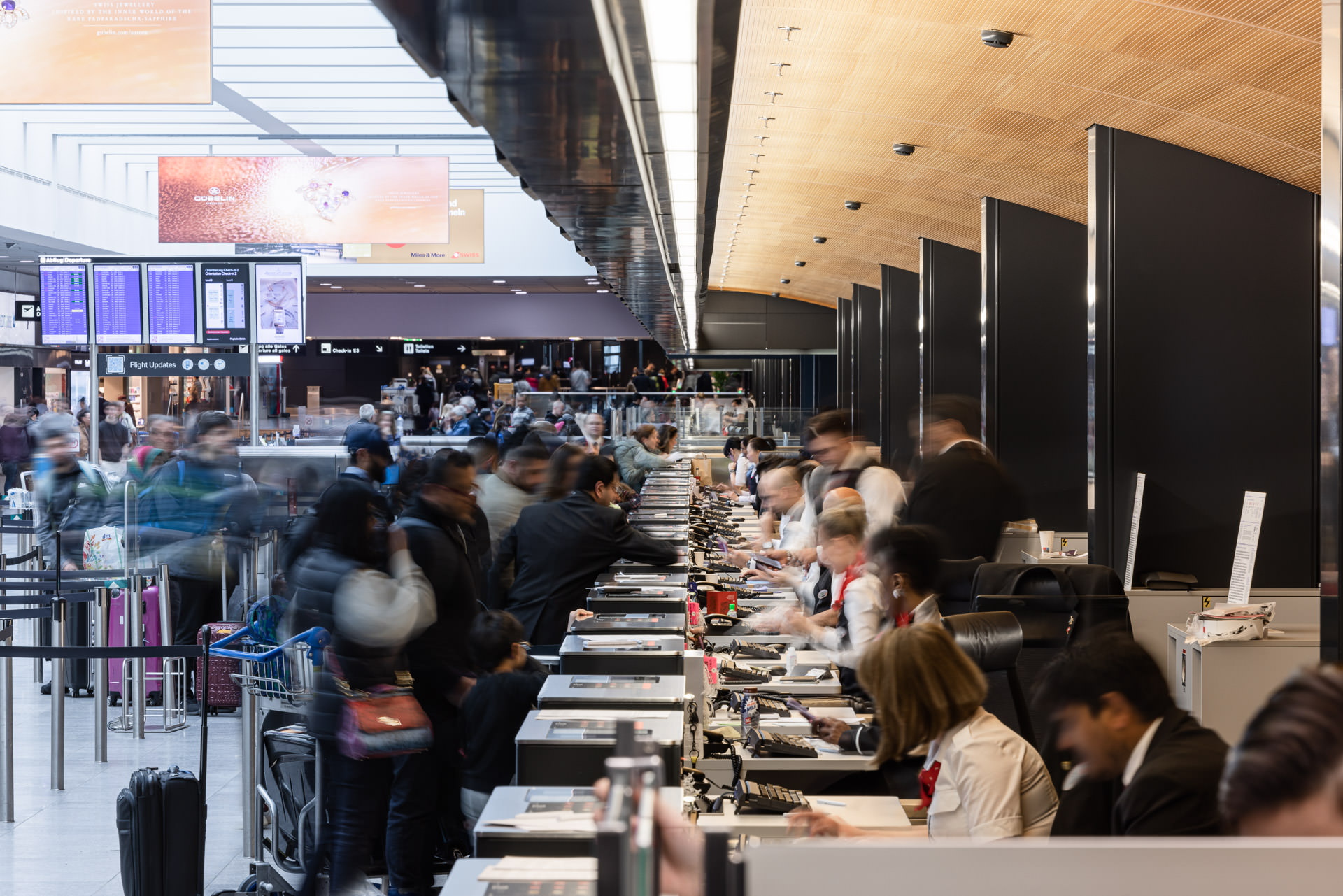 Check-in Terminal B Flughafen Zürich. Mitarbeiter bei der Arbeit.