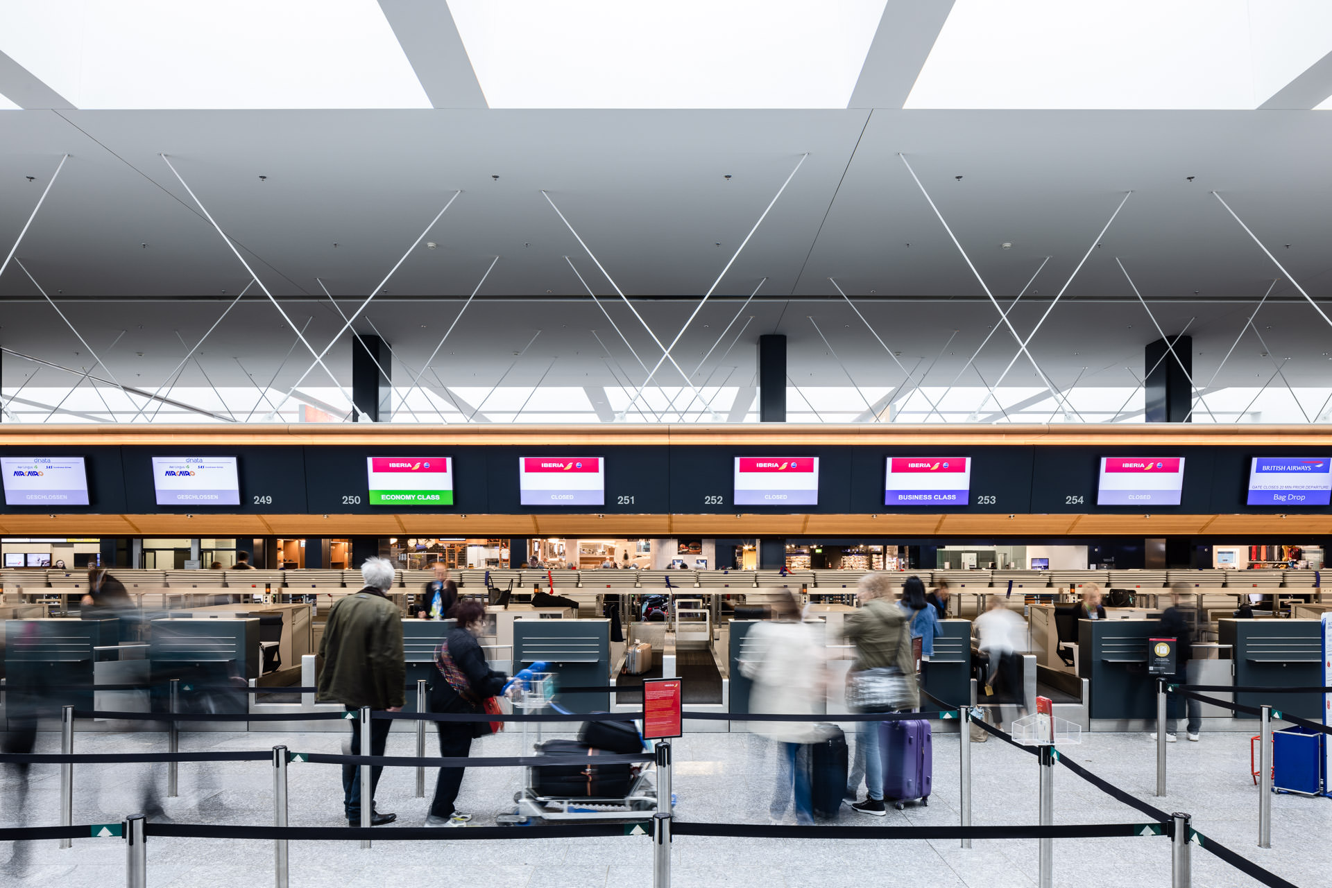 Check-in Schalter Flughafen Zürich, Fotografie Philippe Wiget