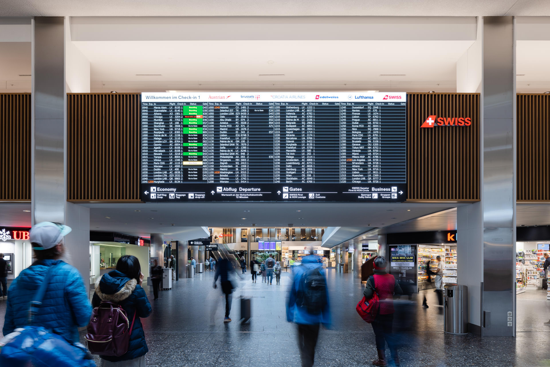 Abflug-Tafel Flughafen Zürich, Terminal A 2023, Fotografie Philippe Wiget