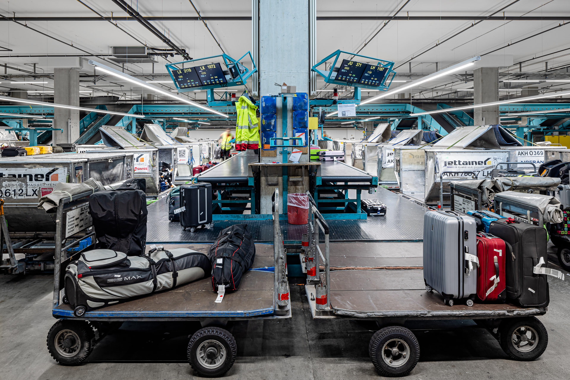 Report communications image campaign for Office for Mobility - baggage sorting facility, Airport Zurich