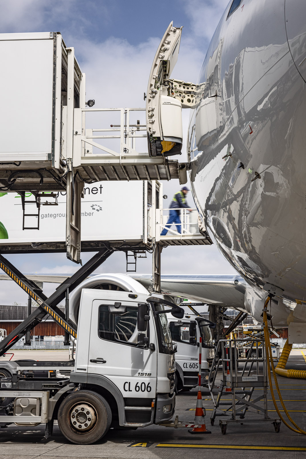 Mitarbeiter bei der Arbeit - Flugzeug beladen durch Mitarbeiter von Gate Gourmet am Flughafen Zürich. Imagekampagne und Bildwelt.