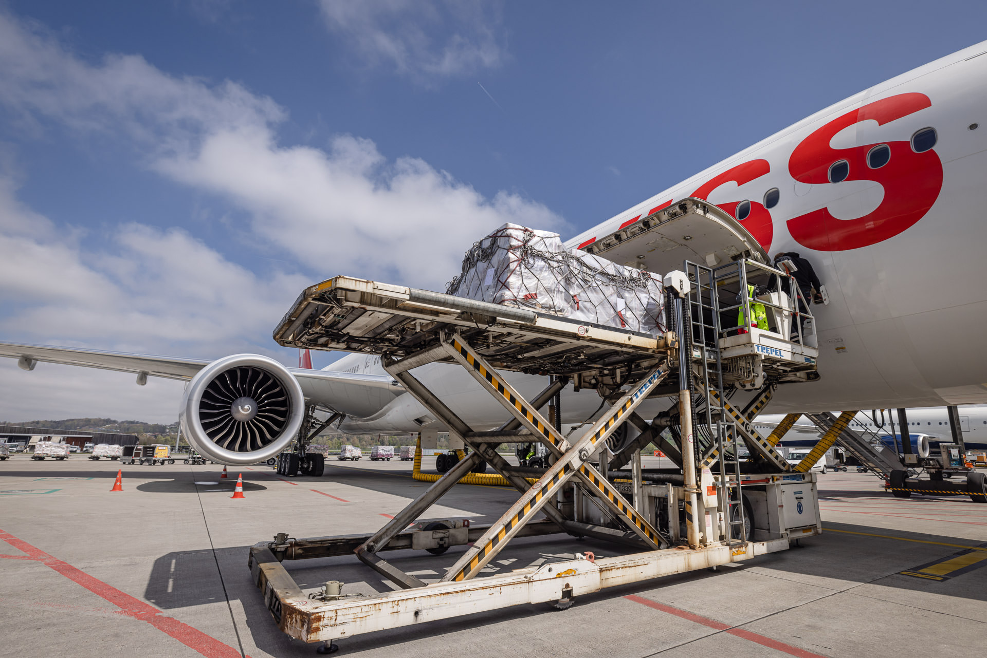 Fracht verladen durch Mitarbeiter am Flughafen Zürich. Imagekampagne und Bildwelt.