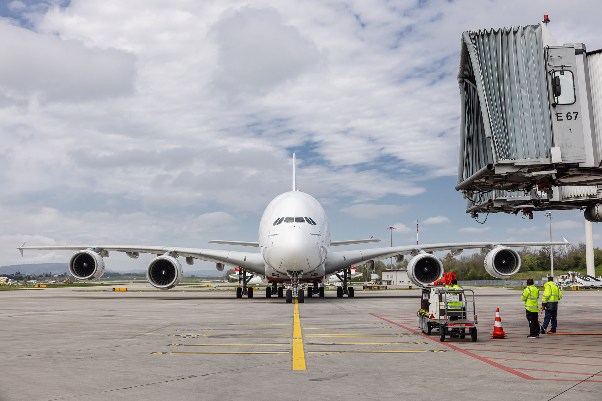 Airbus A380 der Emirates Airlines auf Rollfeld des Flughafen Zürich für Volkswirtschaftsdepartement des Kanton Zürich