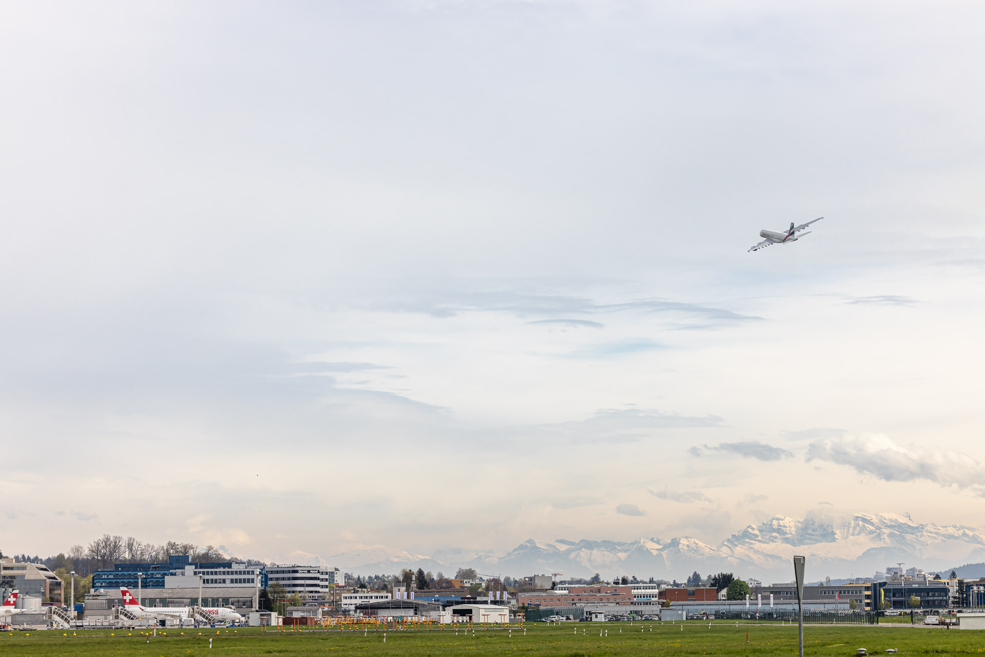 Airbus A380, Emirates, take-off am Flughafen Zürich. Hintergrund Glarner-Alpen Schweiz. Kampagne für Kanton Zürich.