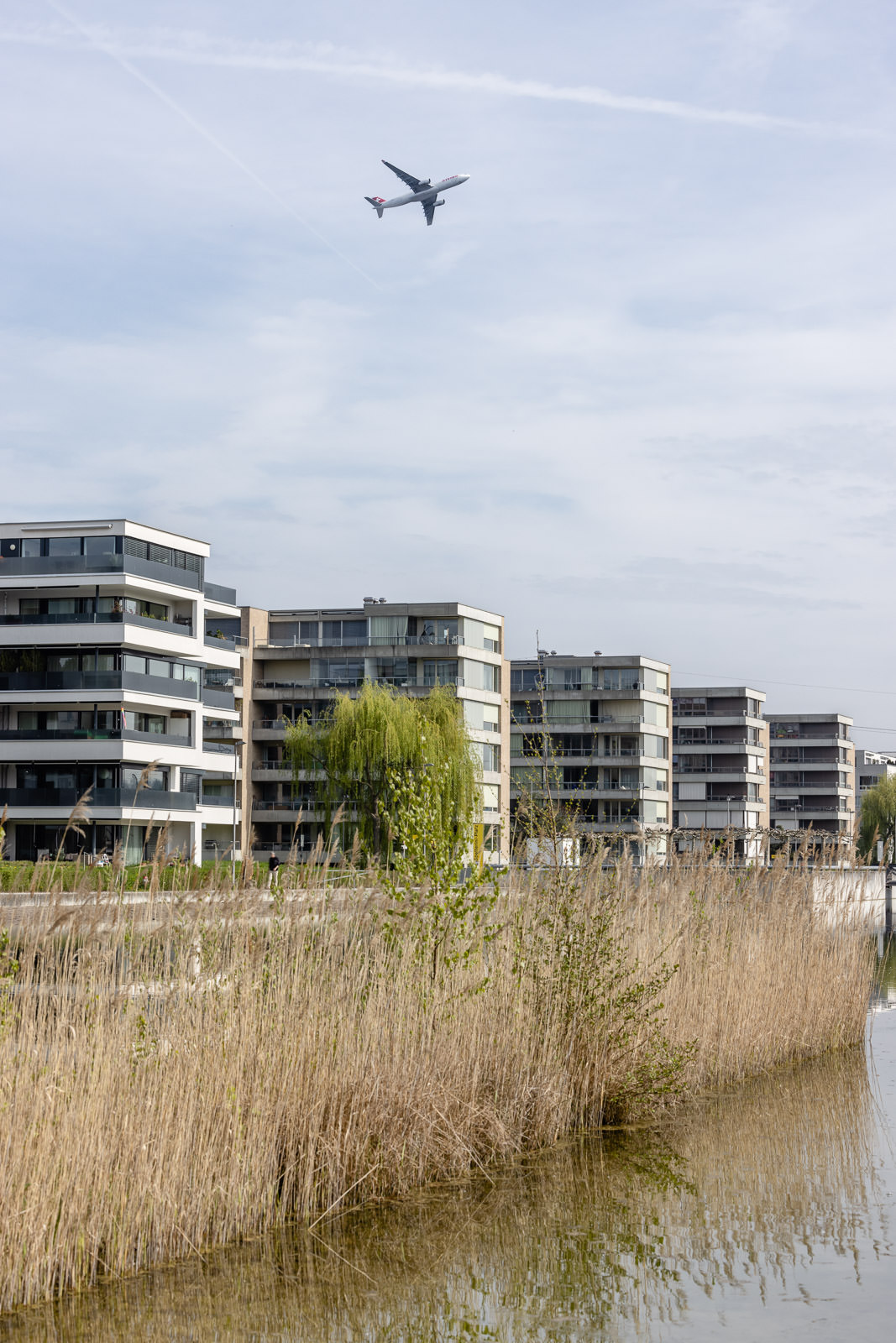 Swiss airlines Flugzeug für dem Glattpark, Zürich. Kampagne Volkswirtschaftsdirektion Kanton Zürich