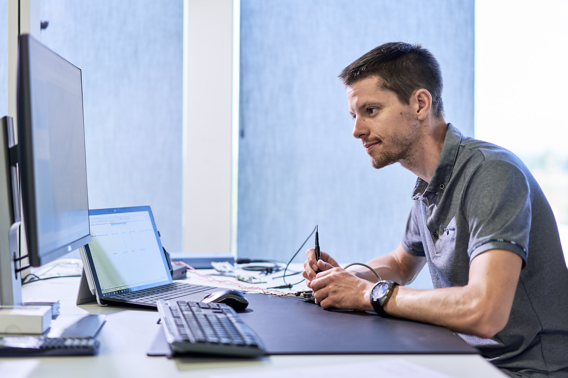 Technologie, Entwicklung und Innovation - Mitarbeiter bei der Arbeit.
