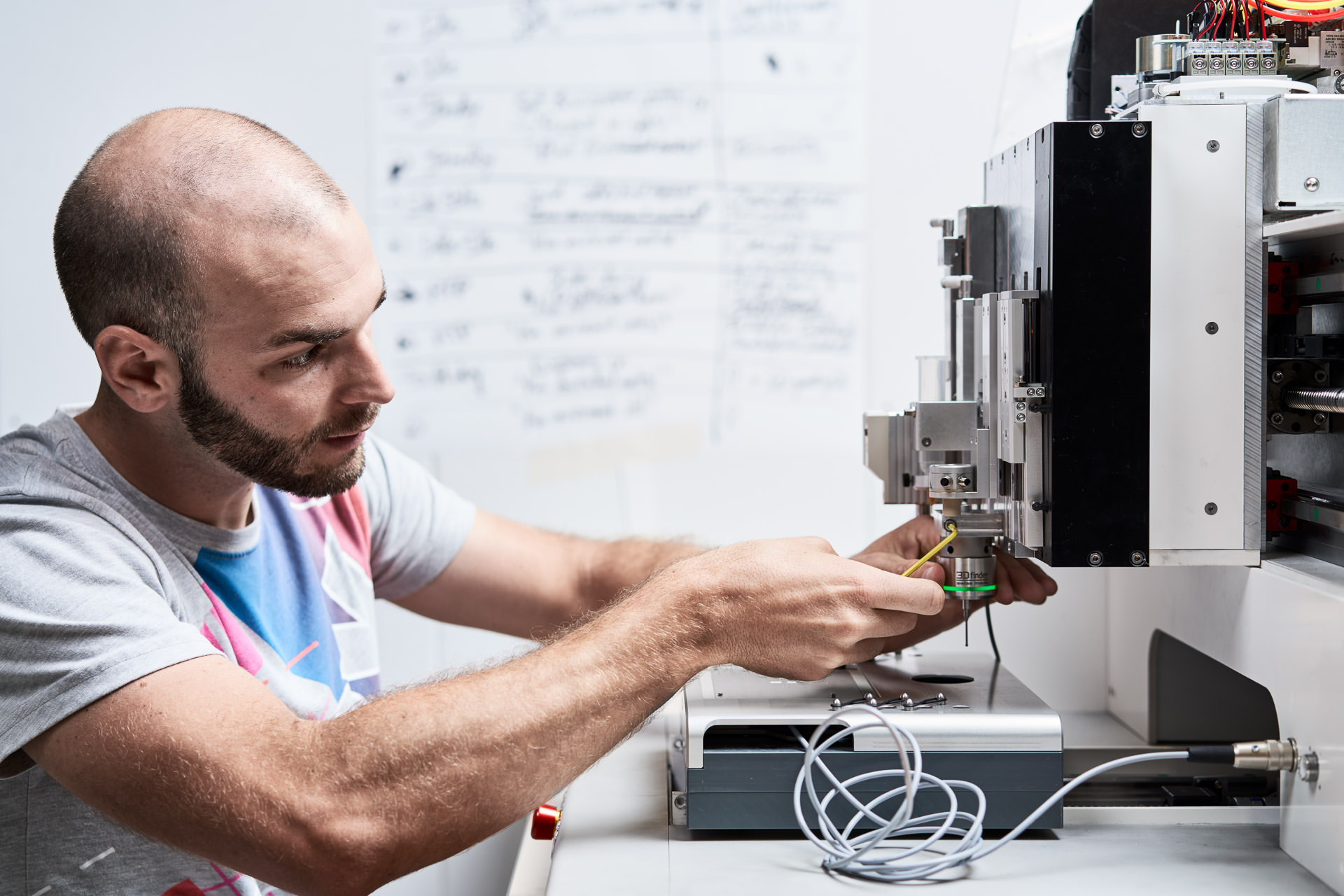 Technologie und Innovation - Mitarbeiter bei der Arbeit.