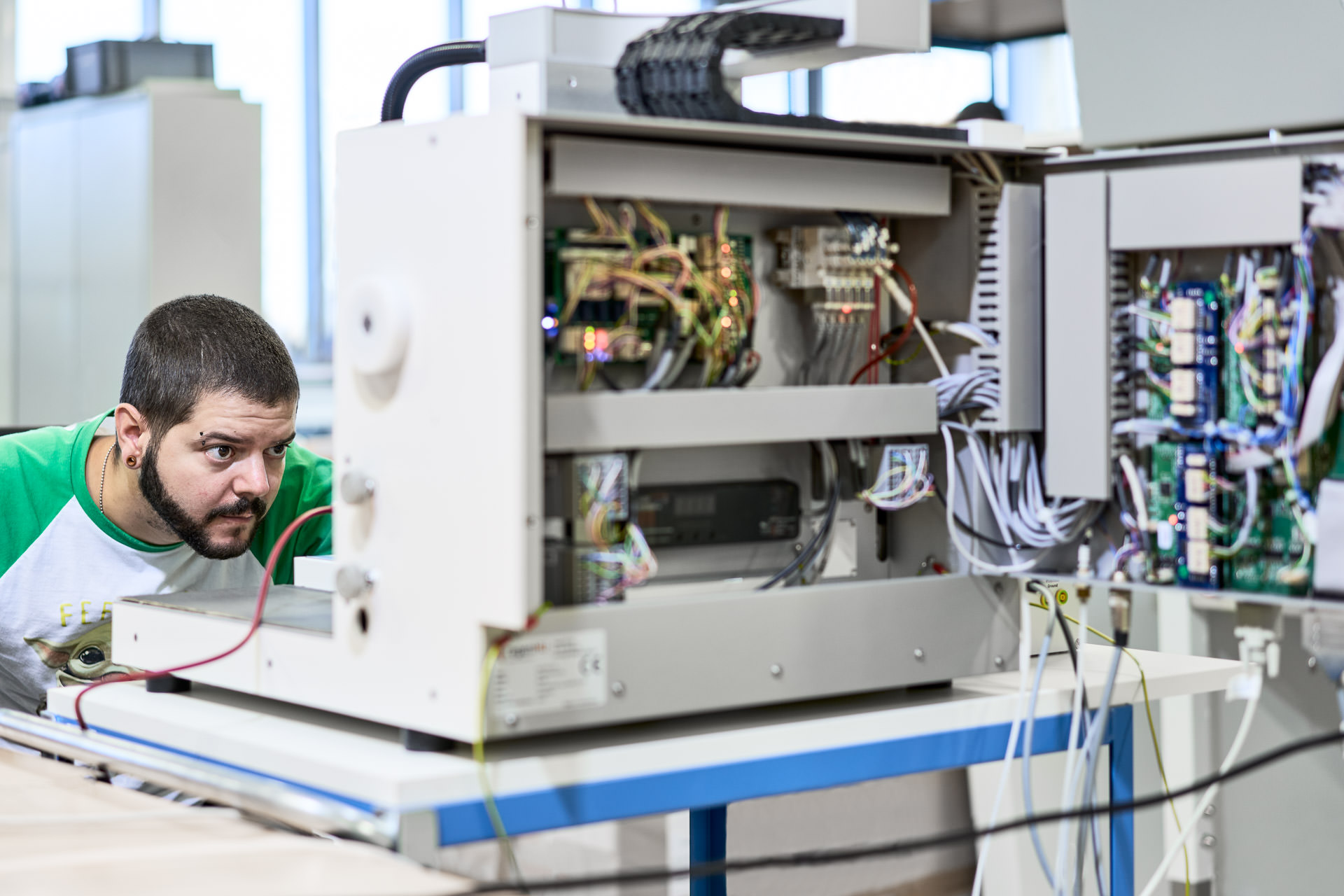 Unterhalt und Konstruktion eines 3D-Druckers - Mitarbeiter bei der Arbeit.