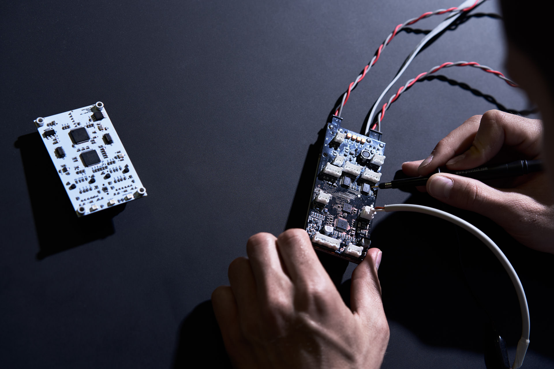 Entwicklung und Konstruktion komplexer, innovativer Elektronik. Technologie-Fotograf Schweiz. Bildwelt für ein Unternehmen in Technologie und Innovation.